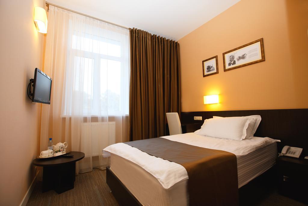 Hotel Schiller à Kamianske Chambre photo